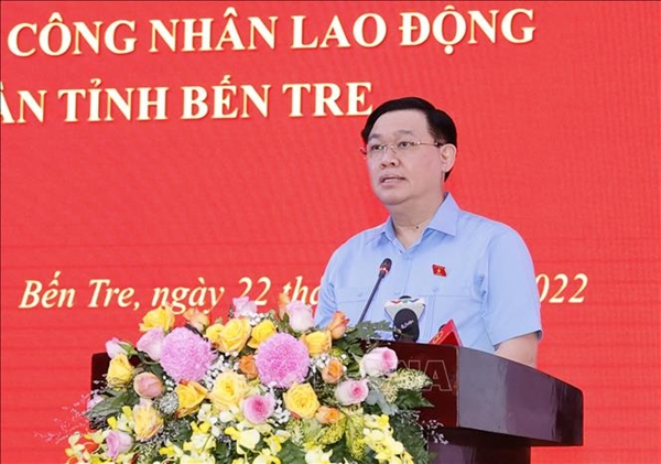 Chủ tịch Quốc hội Vương Đình Huệ thăm gia đình chính sách, trao quà và chúc Tết tại tỉnh Bến Tre
